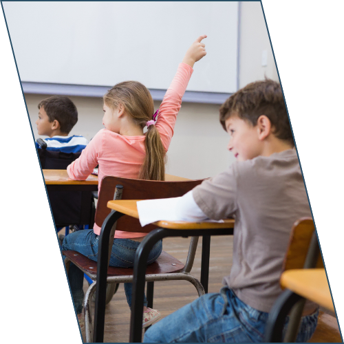 niñas levantando la mano en clase