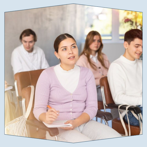 chica atendiendo en clase